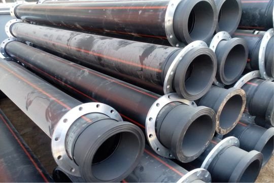 Stacked pipe assemblies with bolted flange connections