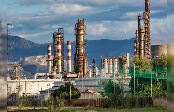 Process plant with pipework and distillation towers